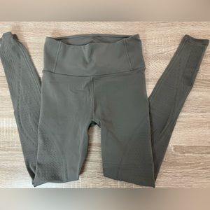 Lululemon gray laser cut bottoms size 6
